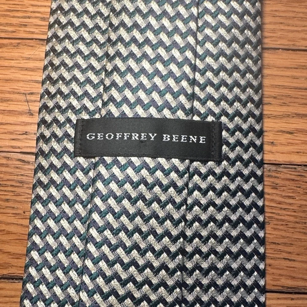 Beautiful Geoffrey Beene Chevron Patterned Silk Dress Tie in Tan/Blue/Green